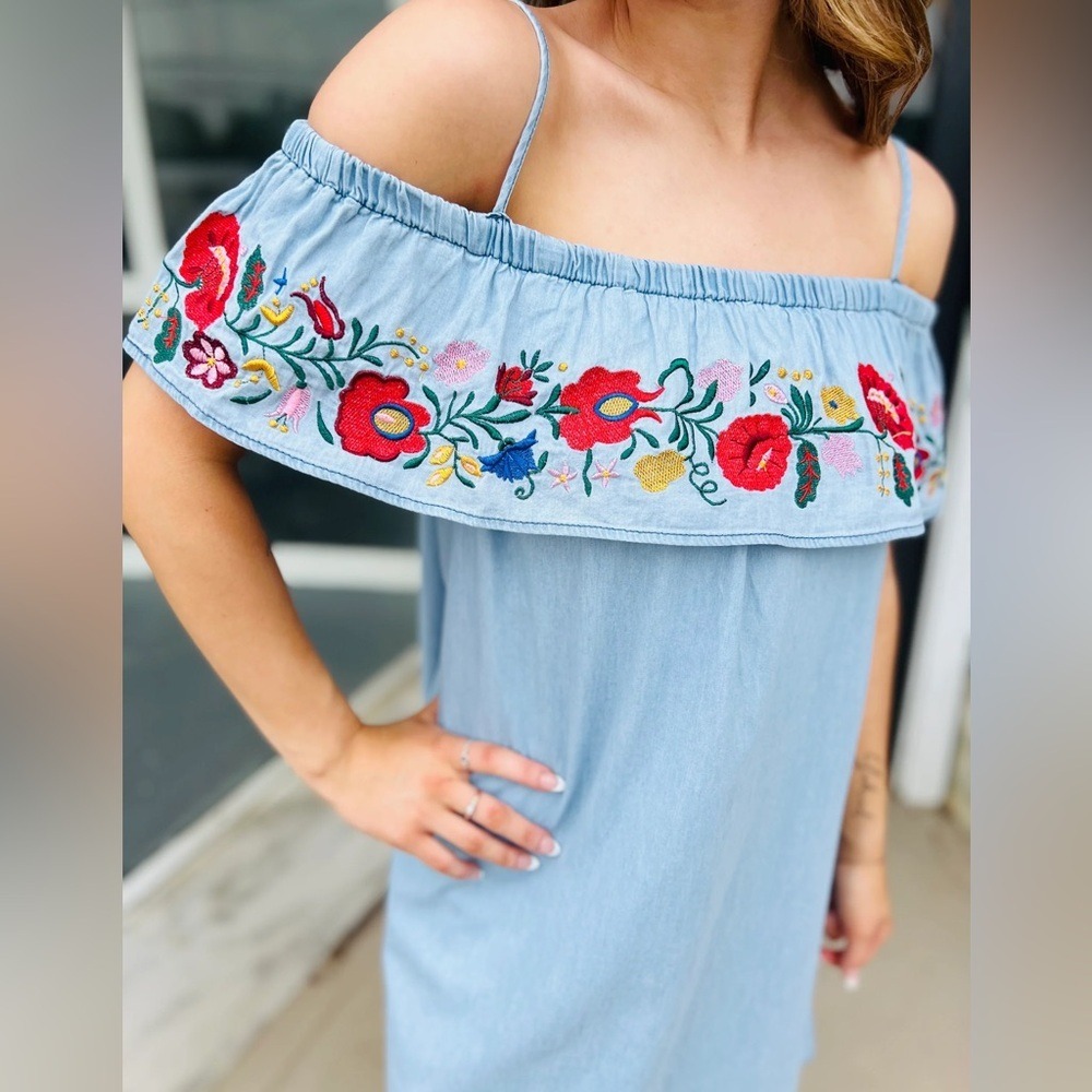 Poof New Size S Tunic Top Chambray Off Shoulder Embroidered Floral Fiesta‎
